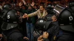 In Barcelona kam es zu einer Straßenschlacht mit der Polizei. (Bild: AP)