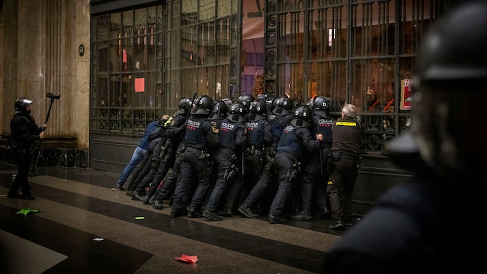Den Polizisten gelang es, die Demonstranten zurückzudrängen.
