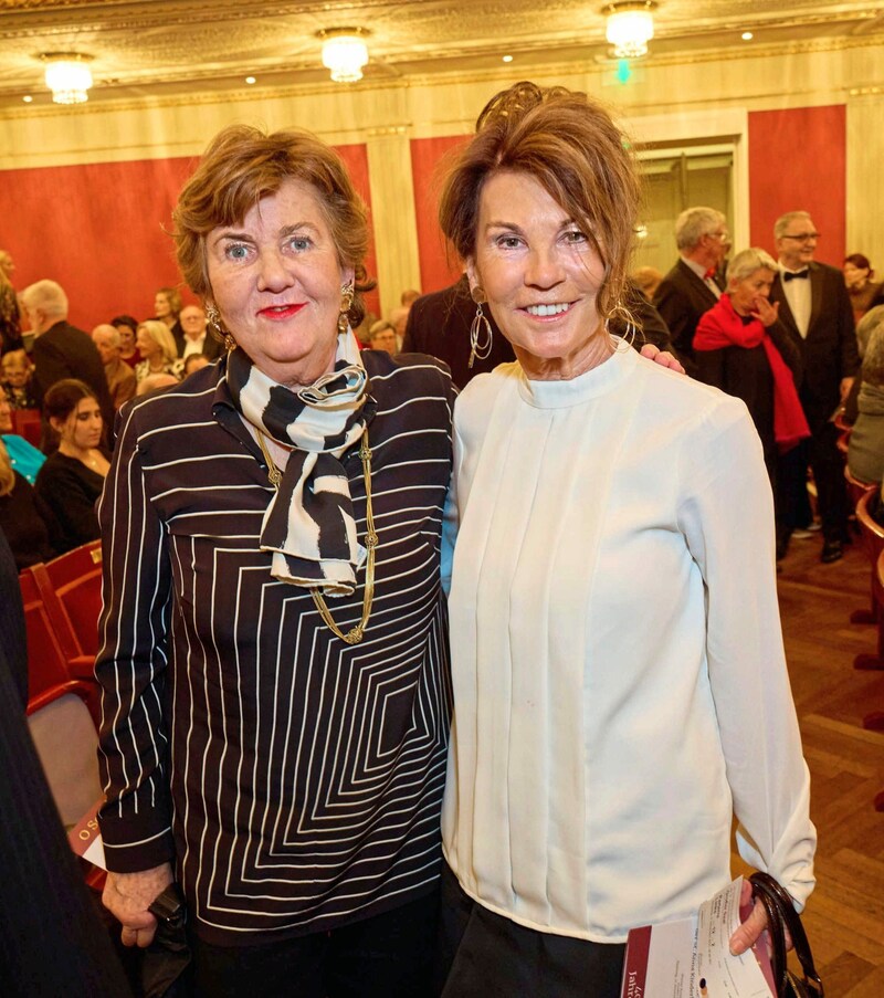 Auch die frühere Präsidentin der Salzburger Festspiele, Helga Rabl-Stadler und die ehemalige Bundeskanzlerin, Brigitte Bierlein, genossen den Abend. (Bild: Starpix / A. Tuma)