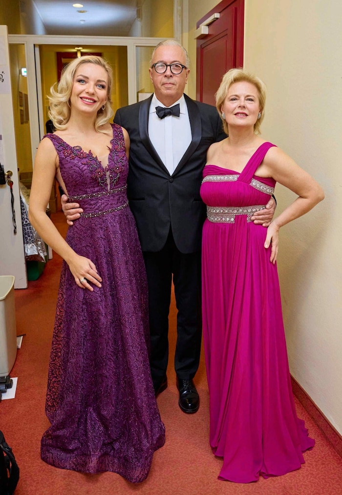 Kammersänger Herbert Lippert mit Star-Geigerin Lidia Baich (links) und Opernsängerin Ildikó ...