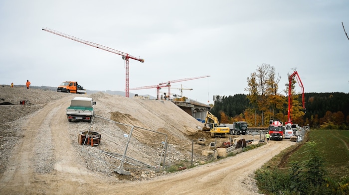 Mit einer Schüttung werden das neue Brückentragwerk und die bestehende Autobahn derzeit ...