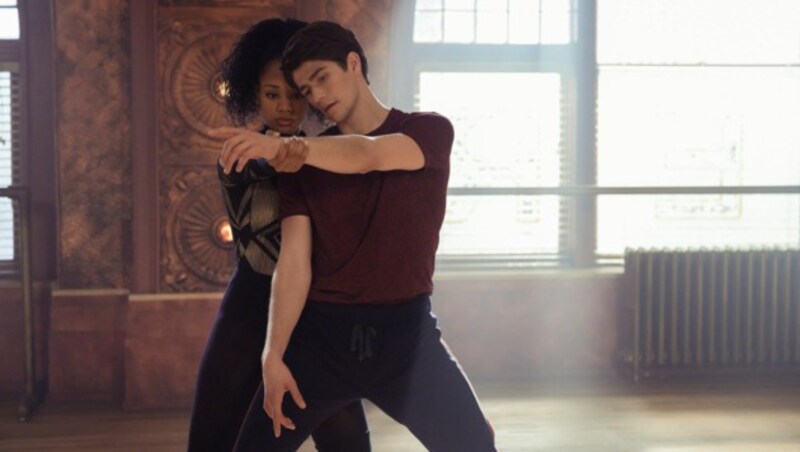 Barton Cowperthwaite und Kylie Jefferson in der Serie „Dein letztes Solo“ (Bild: © 2020 Netflix, Inc.)