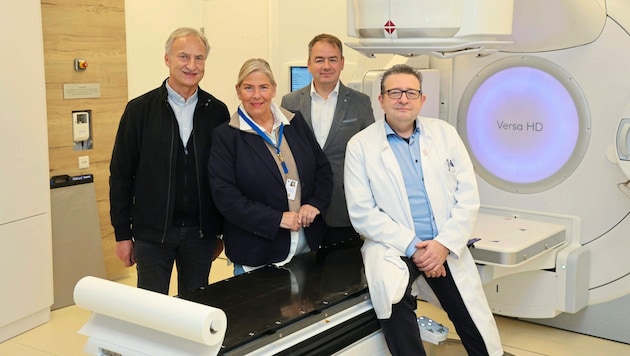 V.li.: Karl V., Andrea Kdolsky, Amethyst-Gründer Dr. Paul Stuchetz und Radionkologe Dr. Daniel Kuczer. (Bild: Zwefo)