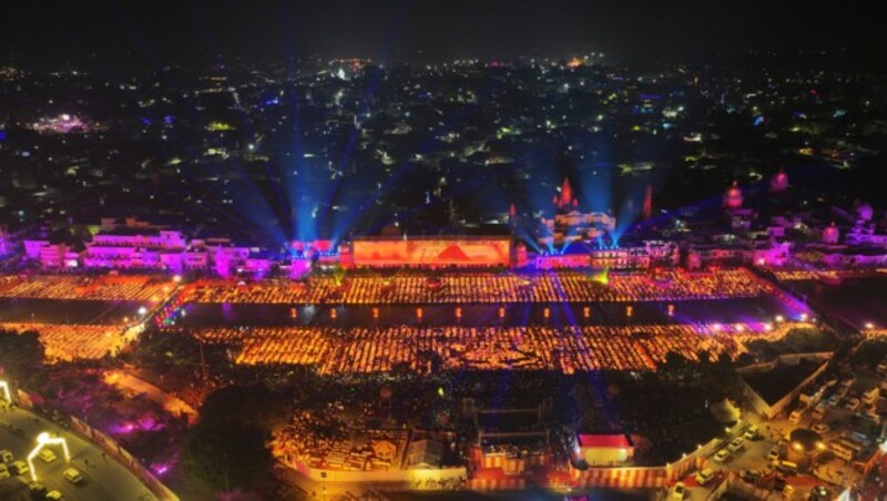 2, 2 Millionen Lichter erleuchtete die Stadt Ayodhya zum Diwali-Fest in Indien. (Bild: APA/AP Photo/Rajesh Kumar Singh)