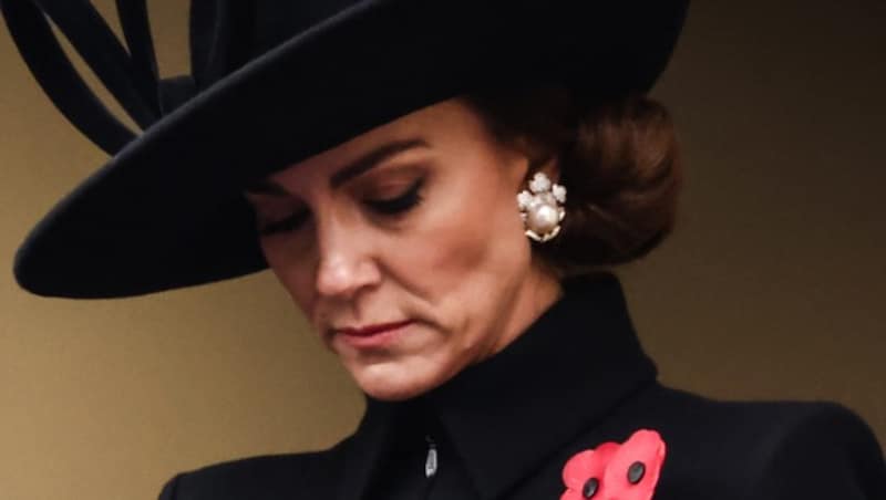 Prinzessin Kate trug am „Remembrance Sunday“ erstmals Ohrringe aus dem Erbe der Queen, die noch nie jemand gesehen hat. (Bild: APA/AFP/POOL/HENRY NICHOLLS)
