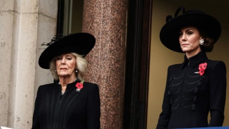 Königin Camilla und Prinzessin Kate verfolgen von einem Balkon aus die feierliche Zeremonie am Londoner Kriegerdenmal Cenotaph (Bild: APA/AFP/POOL/HENRY NICHOLLS)