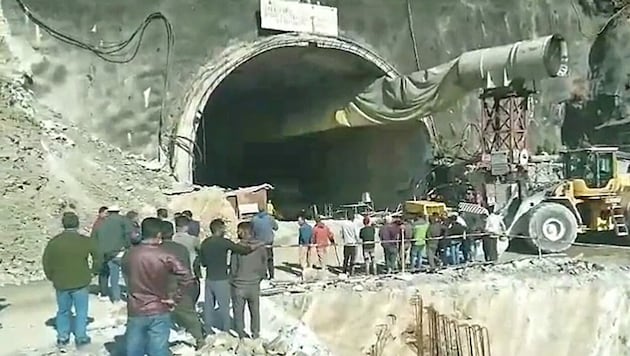 Mindestens 40 Arbeiter wurden am Sonntag verschüttet, nachdem der Autobahntunnel, den sie im Norden Indiens bauten, eingestürzt war. (Bild: Screenshot/Twitter.com)
