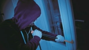 In 80 Prozent der Fälle kommen die Eindringlinge durch aufgehebelte Fenster in Häuser und Wohnungen. (Bild: iStock.com/tommaso79)