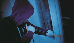 In 80 Prozent der Fälle kommen die Eindringlinge durch aufgehebelte Fenster in Häuser und Wohnungen. (Bild: iStock.com/tommaso79)