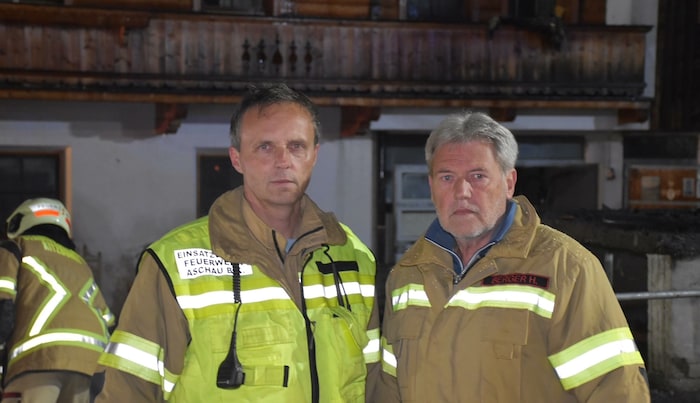 Einsatzleiter Thomas Müller (links) und Bürgermeister Helmut Berger sprachen mit der „Tiroler ...