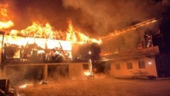 Der Bauernhof stand lichterloh in Flammen. (Bild: ZOOM.TIROL)