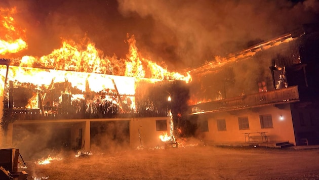 Lichterloh brannte der Bauernhof, die Flammen drohten auch auf benachbarte Gebäude überzugreifen. (Bild: ZOOM.TIROL)