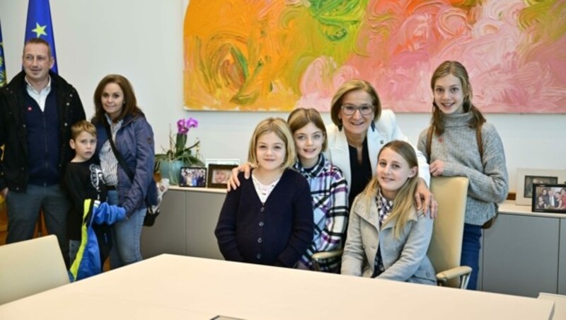 Zu Besuch bei der Landeshauptfrau: ein beliebtes Fotomotiv (Bild: Imre Antal)
