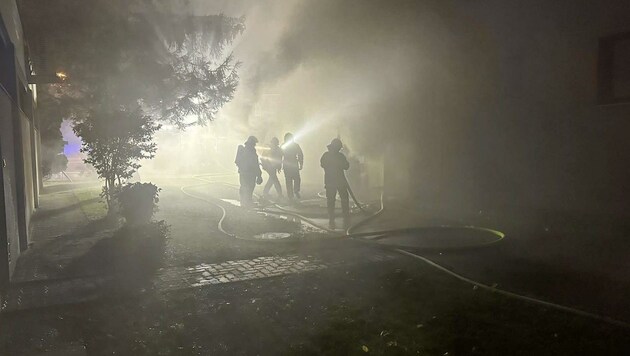 Morgendlicher Flammenspuk in der Josefstraße! Die Feuerwehrleute waren dorthin zu einem Brand gerufen worden. Durch ihren beherzten Einsatz wurden alle Bewohner gerettet (Bild: DOKU-NÖ Thomas Wagner)