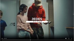 Das Aufreger-Video zeigt Mario Stangels Tochter Diana (12) mit einer Pistole neben einem Schießtrainer am Schießstand in Hohenzell. (Bild: Screenshot)