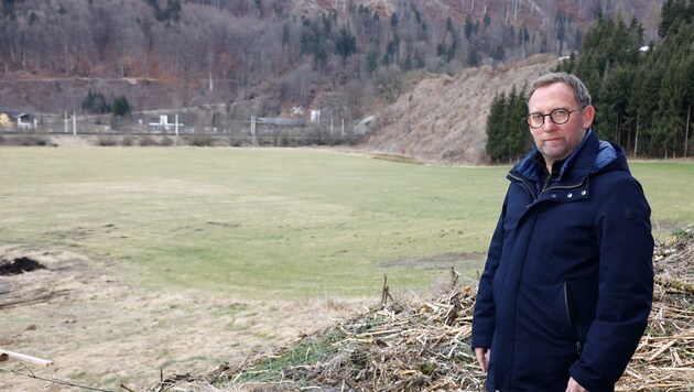 Bürgermeister Hansjörg Obinger (SPÖ) am Lackenhof. Dort hätte das neue Sportzentrum für die Stadt und die Region gebaut werden sollen. (Bild: Gerhard Schiel)