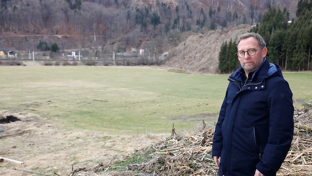 Bürgermeister Hansjörg Obinger (SPÖ) am Lackenhof. Dort hätte das neue Sportzentrum für die Stadt und die Region gebaut werden sollen. (Bild: Gerhard Schiel)