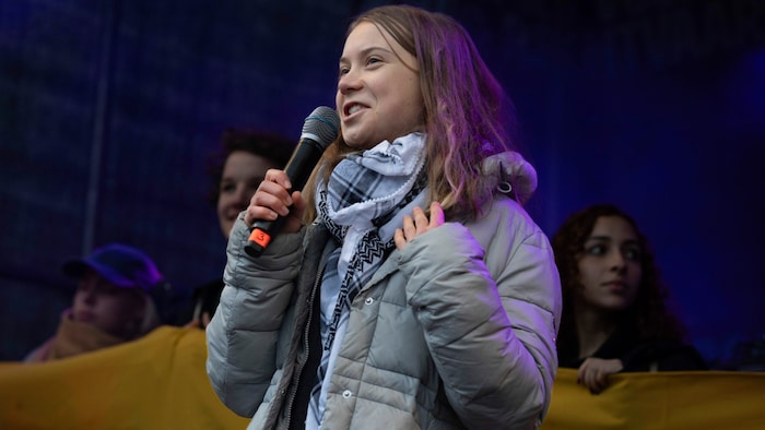 Thunberg mit Palästinenserschal auf einer Klimademo