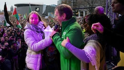 Greta Thunberg und ein Mann, der an einer Klimademo in Amsterdam teilnahm, rangeln um das Mikrofon. (Bild: The Associated Press)