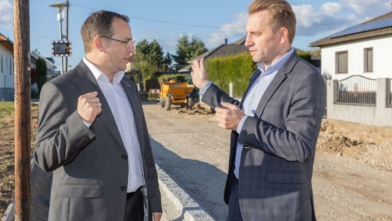 Wirth (li.) und Grujic haben die Baustelle in der Wiesengasse besichtigt. (Bild: ROLAND SCHULLER/FOTO IM LOHNBUER)