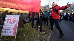 Die Marschrichtung der Gewerkschafter ist klar - es braucht eine faire Lohnerhöhung, sonst drohen Streiks.  (Bild: APA/ROLAND SCHLAGER)