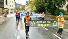 Weil die stauverursachende Klima-Demonstration in der Stadt Salzburg am Montagmorgen nicht angekündigt war, setzte es für 15 Aktivisten Anzeigen (Bild: Markus Tschepp)