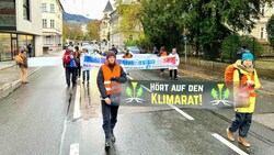 Demonstranten sorgen in der Imbergstraße für Verzögerungen. (Bild: Markus Tschepp)