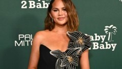 Chrissy Teigen sah bei einer Charity-Gala in Hollywood einfach bezaubernd aus. Doch dann passierte ein modisches Malheur! (Bild: APA/Getty Images via AFP/GETTY IMAGES/Araya Doheny)