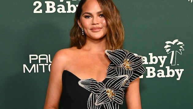 Chrissy Teigen sah bei einer Charity-Gala in Hollywood einfach bezaubernd aus. Doch dann passierte ein modisches Malheur! (Bild: APA/Getty Images via AFP/GETTY IMAGES/Araya Doheny)