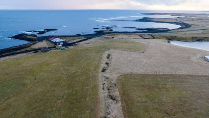 Quer durch den evakuierten Küstenort Grindavík verläuft ein Graben (Bild), der an einigen Stellen bis zu einem Meter tief eingebrochen ist. (Bild: Eldfjalla- og náttúruvárhópur Suðurlands)