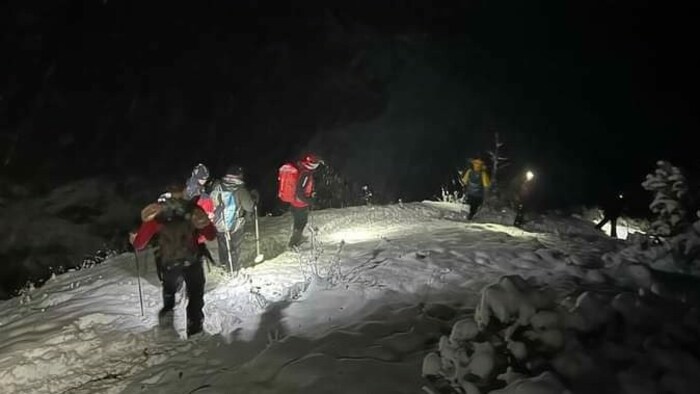 Die Leutascher Bergretter brachten die zwei überforderten Alpinisten bei widrigsten ...