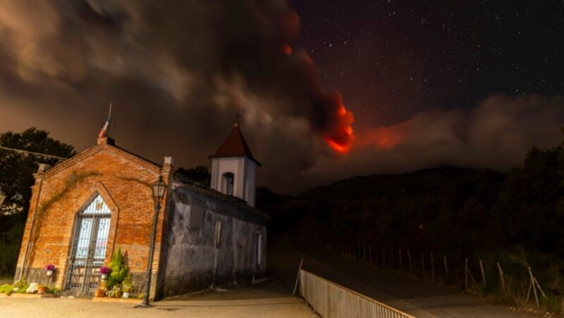 Auf Sizilien hat sich der Vulkan Ätna, der am Sonntag große Mengen glühende Lava gespuckt hat, am Montag wieder beruhigt. (Bild: Associated Press)