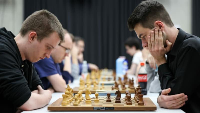 Valentin Dragnev (rechts) überraschte gegen Topstar Magnus Carlsen. (Bild: GEPA pictures)