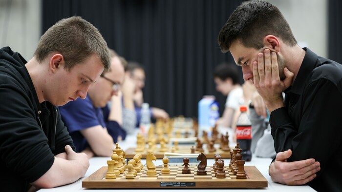 Valentin Dragnev (rechts) überraschte gegen Topstar Magnus Carlsen.