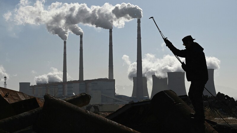 Noch ist nicht alles eitel Wonne in China: Nach wie vor blasen dort Kohlekraftwerke massiv viel CO₂ in die Atmosphäre. (Bild: AFP/GREG BAKER)