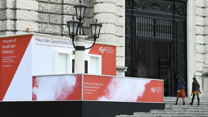 Blick auf den Servicedesk im Eingangsbereich zum „Haus der Geschichte Österreich“ am Wiener ...