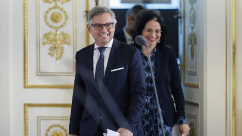 Die Entscheidung gaben am Montag Kulturstaatssekretärin Andrea Mayer (Grüne) und Finanzminister Magnus Brunner (ÖVP) in einer gemeinsamen Pressekonferenz bekannt. (Bild: APA/BUNDESKANZLERAMT/ANDY WENZEL)