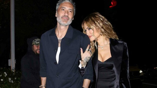 Rita Ora kam mit Ehemann Taika Waititi und im sexy  Look zu Leo DiCaprios Geburtstagsparty. (Bild: www.PPS.at)
