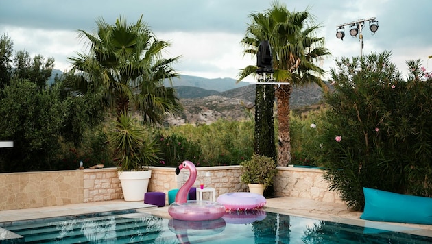 „Match in Paradise“: Das Joyn-Format will Singles in einer Villa (o.) auf Kreta verkuppeln (Bild: Joyn)