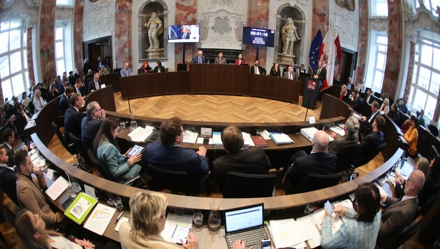 Die Tiroler Landesregierung bei einer ihrer Sitzungen. Die Büroleiter agieren im Hintergrund. (Bild: Birbaumer Christof)