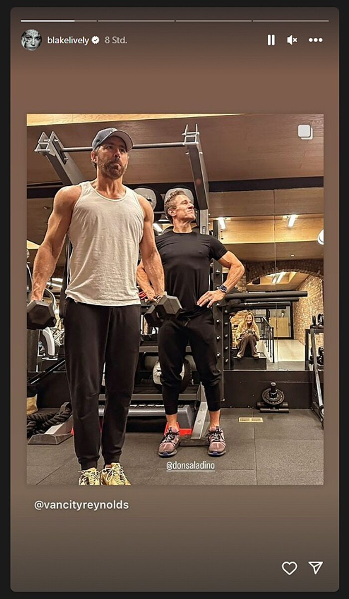 Ryan Reynolds zeigte seine Muckis - das Foto schoss Ehefrau Blake Lively.