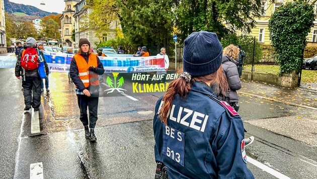9.15 Uhr auf der Imbergstraße in Salzburg: Ein Klima-Protest löste Stau aus. (Bild: Tschepp Markus)
