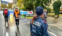 9.15 Uhr auf der Imbergstraße in Salzburg: Ein Klima-Protest löste Stau aus. (Bild: Tschepp Markus)
