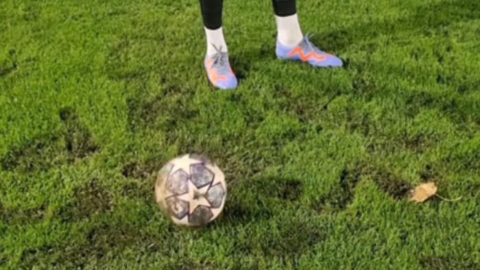 Das Match bei äußerst widrigen Wetterbedingungen hinterließ auf dem Rasenplatz ganz tiefe ...