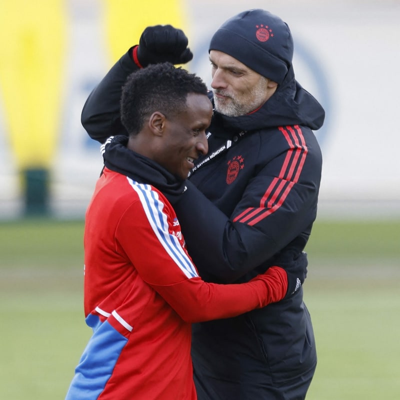 Bouna Sarr mit Bayern-Trainer Thomas Tuchel (Bild: AFP or licensors)