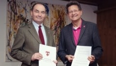 Bürgermeister Andreas Linhart (li.) und Chris Schmitzer (Neos) mit der eidesstattlichen Erklärung, die laut Opposition aber wertlos sei. (Bild: martin.schoedl)