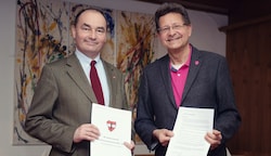 Bürgermeister Andreas Linhart (li.) und Chris Schmitzer (Neos) mit der eidesstattlichen Erklärung, die laut Opposition aber wertlos sei. (Bild: martin.schoedl)