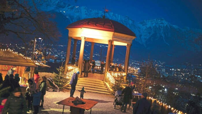 Die Kulisse samt Pavillon am Bergisel ist einmalig und bietet einen Blick über Innsbruck.