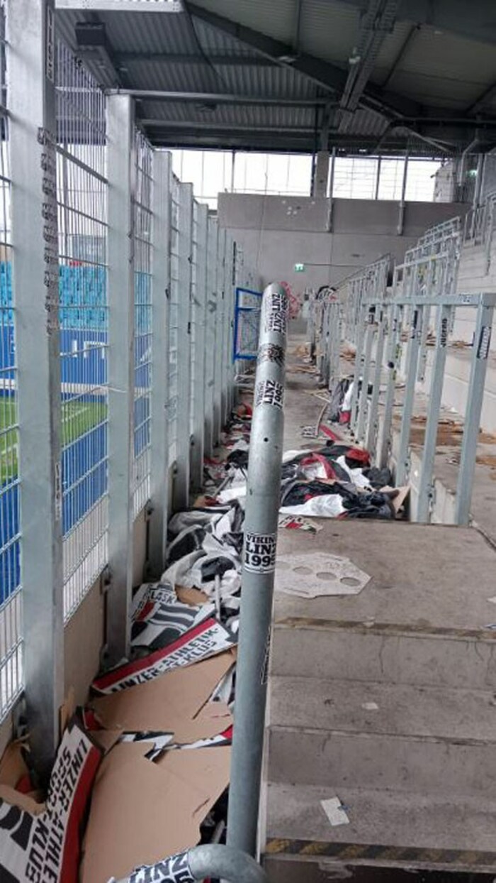 Verwüstete Tribühnen