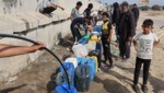 Palästinensische Kinder füllen am 13. November 2023 in Rafah, im südlichen Gazastreifen, inmitten der anhaltenden Kämpfe zwischen Israel und der Hamas Behälter mit Wasser. (Bild: AFP)